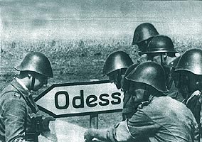 Infanteristi romani studiind pozitiile in jurul Odessei