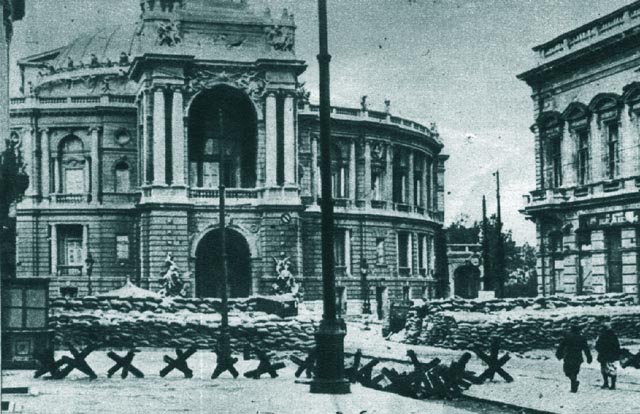 Baricade ridicate de bolsevici in fata Operei din Odessa