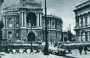 Baricade ridicate de bolsevici in fata Operei din Odessa