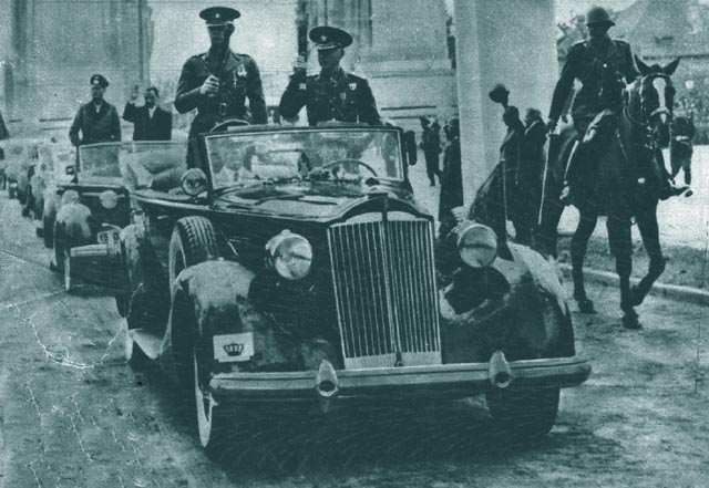 Din "presa zilei de ieri": Defilarea oficiala, sarbatoreasca, dupa caderea Odessei si revenirea "eroilor"... ceilalti se numesc MORTI!; Bucuresti, pe sub Arcul de Triumf