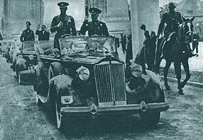 Din "presa zilei de ieri": Defilarea oficiala, sarbatoreasca, dupa caderea Odessei si revenirea "eroilor"... ceilalti se numesc MORTI!; Bucuresti, pe sub Arcul de Triumf