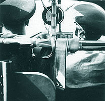 Claxonul de avertizare pentru coborare tren de aterizare - este marcat cu o sageata; se observa partial si tabloul de bord