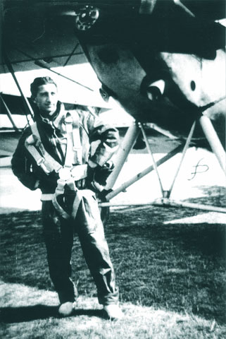 Eu in tinuta "foarte razboinica", in fata unui Potez-25 pe care am fost brevetat "pilot de razboi"