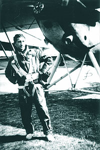 Eu in tinuta "foarte razboinica", in fata unui Potez-25 pe care am fost brevetat "pilot de razboi"