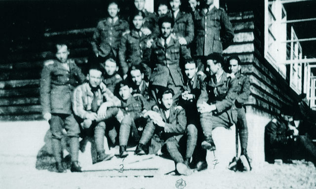 Grup de elevi-piloti in anul I al Scolii de Ofiteri Aviatie, aflati in fata cabanei dormitor de pe aerodromul Otopeni