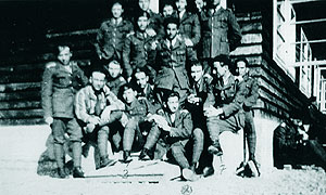 Grup de elevi-piloti in anul I al Scolii de Ofiteri Aviatie, aflati in fata cabanei dormitor de pe aerodromul Otopeni