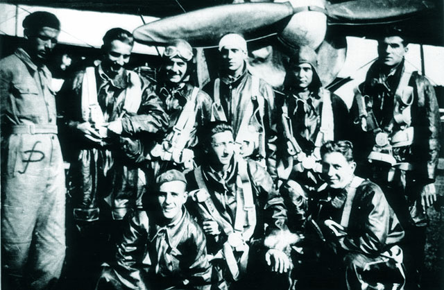 Grup de elevi-piloti ce trecusera in anul II al Scolii de Ofiteri Aviatie