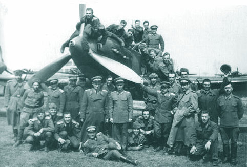 Personalul escadrilei a II-a aviatia de asalt Sibiu; pe avion aflat, cel ce se tine de pilonul antenei este autorul - Vasile Tudor