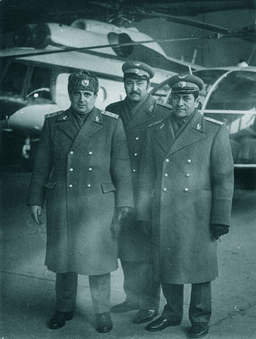 Langa elicopterul Mi-8 usor avariat in furtuna; de la stg. la dr.: Col.av. Vasile Iurascu, Mst.mil. Ioan Florescu (teh. bord), Lt. col. av. Teodor Condruz (pilot secund)