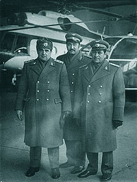 Langa elicopterul Mi-8 usor avariat in furtuna; de la stg. la dr.: Col.av. Vasile Iurascu, Mst.mil. Ioan Florescu (teh. bord), Lt. col. av. Teodor Condruz (pilot secund)