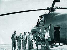 Iulie 1964, Bucuresti: langa Mi-4 "echipajul Iurascu" sub "asaltul" fotoreporterilor