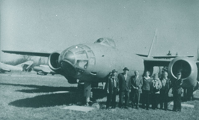 9.03.2002, in fata unui IL-28 aflat la Muzeul Aviatiei (Otopeni); de la stg. la dr.: Iordache, Morariu, Ieremia, doua doamne neidentificate, Uta si Popescu