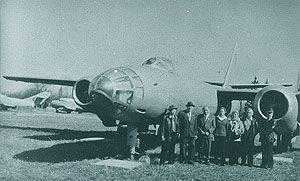 9.03.2002, in fata unui IL-28 aflat la Muzeul Aviatiei (Otopeni); de la stg. la dr.: Iordache, Morariu, Ieremia, doua doamne neidentificate, Uta si Popescu