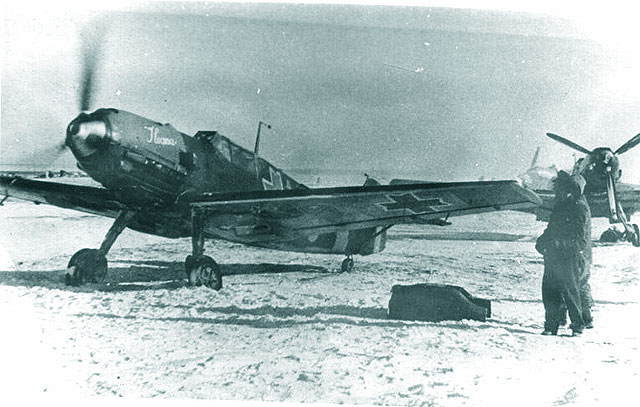 Me 109 E-uri pe Karpovka (Stalingrad), iarna 1942 (foto obtinuta prin bunavointa d-lui Toader Tudor - Bucuresti)