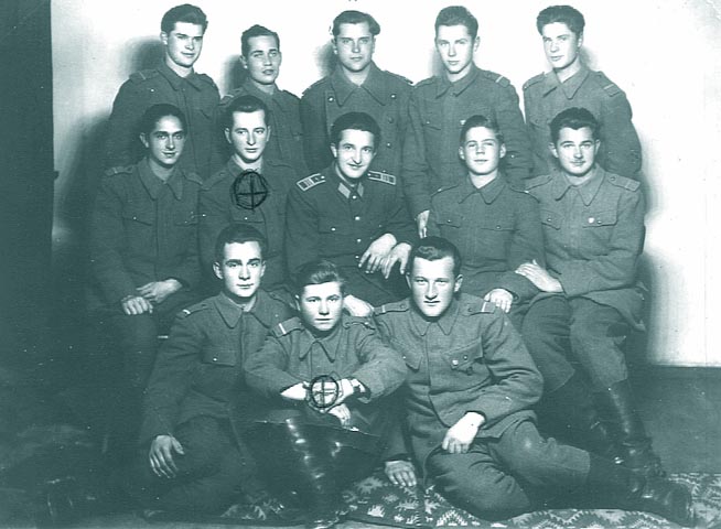 1949: elev aviator la Focsani; randul de sus, al treilea din stanga