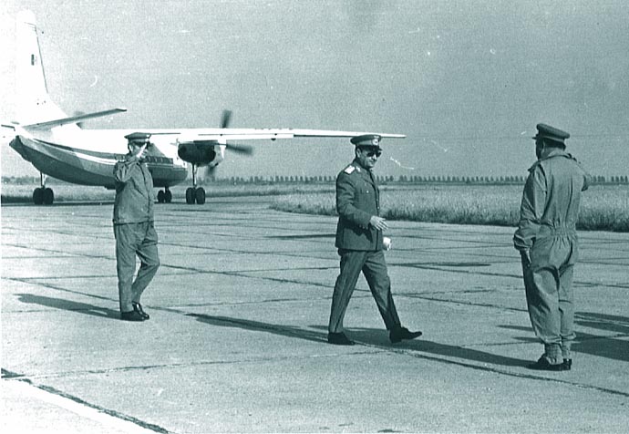Alexeni, aug. 1969: dand raportul pentru parada, comandantului aviatiei Gl. Mr. Aurel Niculescu