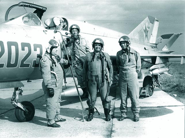 Ultima zi a comandorului Orhei in cadrul aviatiei militare; primul din stanga