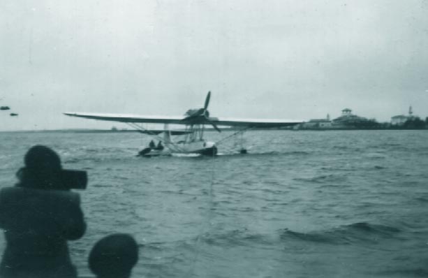 Hidroavion CANT - ambarcarea echipajului