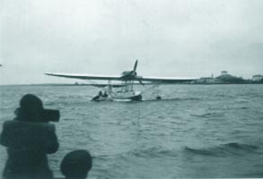 Hidroavion CANT - ambarcarea echipajului