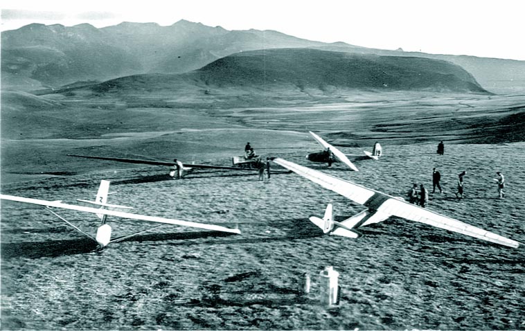 Franta - L'AVURENGE (Camp de Vol a Voile de la Banne d'Ordanche)