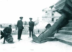 Inainte de 1989 Bucuresti, romanii au mai rasturnat un Lenin - la Sevastopol