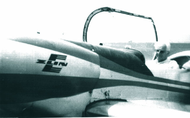 Revedere dupa 33 de ani, Ghimbav, mai 1990, V. Novitchi in cabina unui ZLIN -50