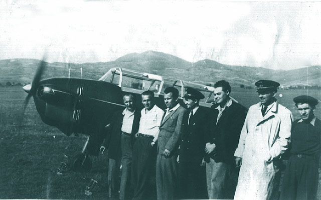 20 mai 1955 - Aerodromul Targu Mures, cu ocazia incercarii prototipului RG 6. De la stanga la dreapta: Eugen Sarbu, ing. Novitchi, ing. Emil Iliescu, ing. Mihai Zeamaneagra, ing. Hans Polen, pilot Constantin Manolache, mecanic Ion Serban