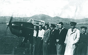 20 mai 1955 - Aerodromul Targu Mures, cu ocazia incercarii prototipului RG 6. De la stanga la dreapta: Eugen Sarbu, ing. Novitchi, ing. Emil Iliescu, ing. Mihai Zeamaneagra, ing. Hans Polen, pilot Constantin Manolache, mecanic Ion Serban