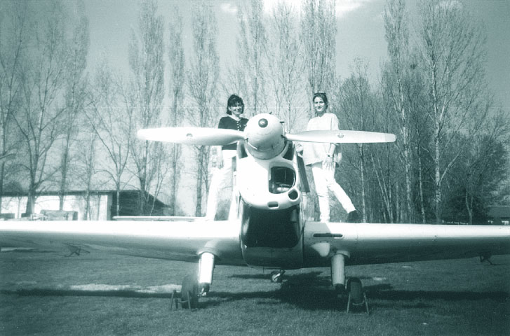 ZLIN 726 pe aerodromul scoala Clinceni - Bucuresti, vara anului 2000. Pilotii RODICA NEAGU, VANDA MARANDIUC.