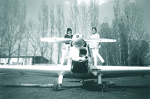 ZLIN 726 pe aerodromul scoala Clinceni - Bucuresti, vara anului 2000. Pilotii RODICA NEAGU, VANDA MARANDIUC.