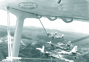 Aducand avioanele ZLIN 50 in Romania: pilotii MILITARU, ERDOS, DIMCEA si PAL, zburand pe tronsonul aerian Prostijov - Bratislava. Fotografia facuta din avionul An-2 al Aeroclublui Romaniei, aflat in formatie.