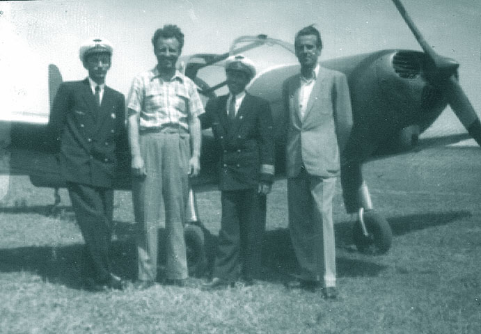 Scoala Calarasi 1956 - instructori in fata unui "22" al 2-lea din stanga CONSTANTIN MANOLACHE