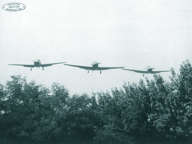 Formatia de 3 ZLIN 22 aterizand cu elicea calata, Calarasi 1955 VASILE PETRILA, C.TIN MANOLACHE, ION DIACONU