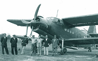 In fata avionului An-2 (de prima generatie, cu elice "iatagan"); al doilea din stanga GEORGICA CHERA