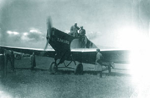 Monomotorul de pasageri JUNKERS-13 pe aerodromul Baneasa, iulie 1929