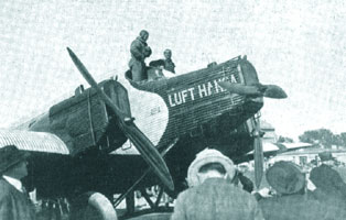 26 mai 1926, un trimotor Junkers al companiei LUFT HANSA tocmai aterizat pe aeroportul Paris Bourget