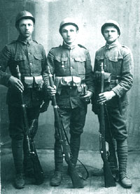 Efectuand stagiul militar in 1920 (mijloc)