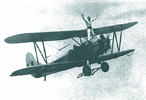 Miting aviatic Ploiesti 1961 - Parasutist si acrobat aerian Ion Negroiu, pilot Constantin Manolache