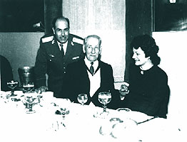 Un rarisim instantaneu: sotii Pruia impreuna cu Generalul av. ing. Gheroghe Negrescu, 1971, Buzau