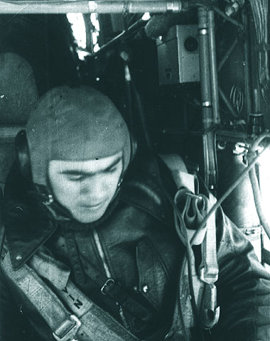 Tanar, frumos, expus... in misiune la bordul bombardierului "Savoia" - 1942