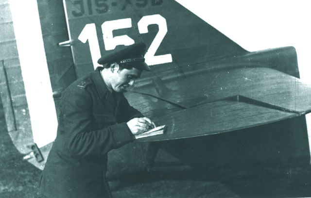 ...notand in jurnalul personal; masa de scris fiind ampenajul bombardierului "Savoia"