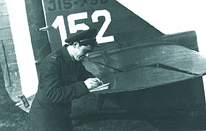 ...notand in jurnalul personal; masa de scris fiind ampenajul bombardierului "Savoia"