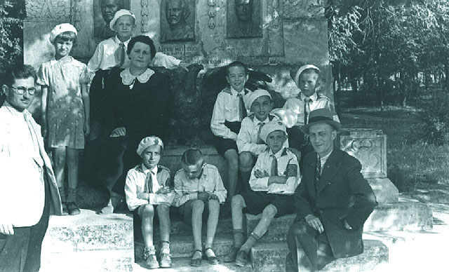 Tatal, mama si, undeva (intre cei mici si multi) copilul Vitalie... intr-un Chisineu inca fericit (1939)