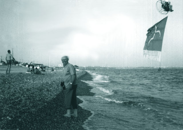 Titi Manolache cu gandurile si picioarele "imbucurate" de blanda si frumoasa Mediterana...