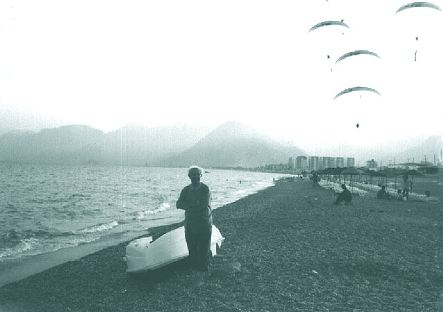 Din dreapta tocmai soseste o "escadrila" de parapantisti