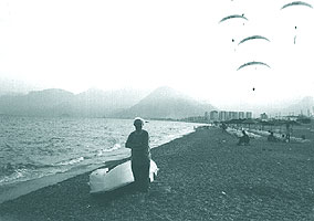 Din dreapta tocmai soseste o "escadrila" de parapantisti