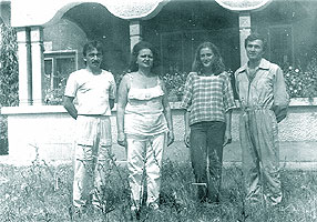 Strejnic 1988; de la stg. la dr.: instructor zbor MIHAI PAL, cdt. scoala instr. NICULINA DRAGAN (Nicoleta), elev pilot VANDA MARANDIUC, instr. zbor GHEORGHE MILITARU (Gica)