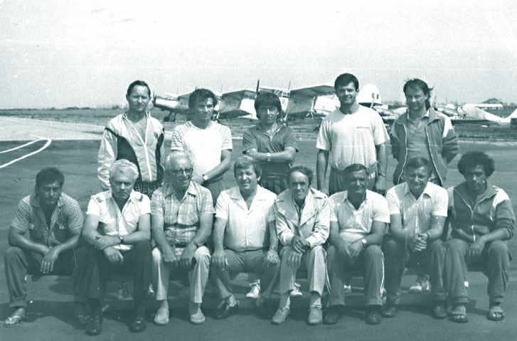 "Patrula" pe Arad; sus de la stg. la dr.: ERDOS, MILITARU, PAL, MARINESCU, DIMCEA. Jos, al 3-lea de la stg. C-tin MANOLACHE, al 5-lea cdt. scolii de zbor Arad, VIOREL CISMAS