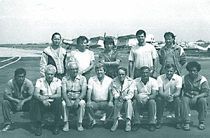 "Patrula" pe Arad; sus de la stg. la dr.: ERDOS, MILITARU, PAL, MARINESCU, DIMCEA. Jos, al 3-lea de la stg. C-tin MANOLACHE, al 5-lea cdt. scolii de zbor Arad, VIOREL CISMAS