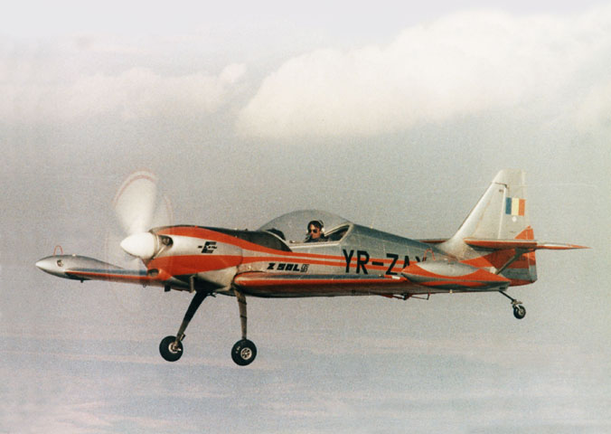 Pilotand avionul de acrobatie Zlin-50